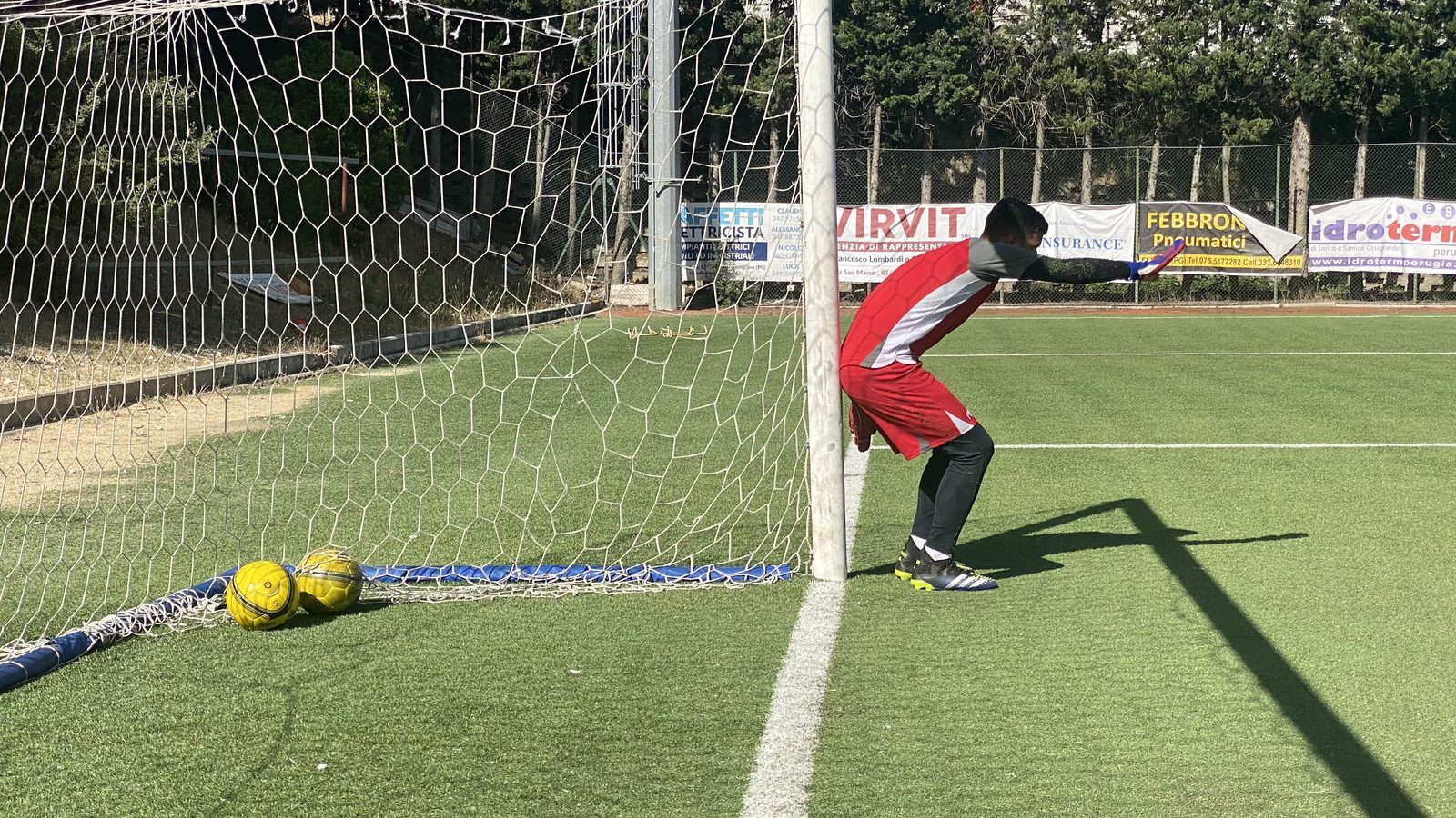 Jugadores golpeando a portería en la academia de alto rendimiento de Perugia