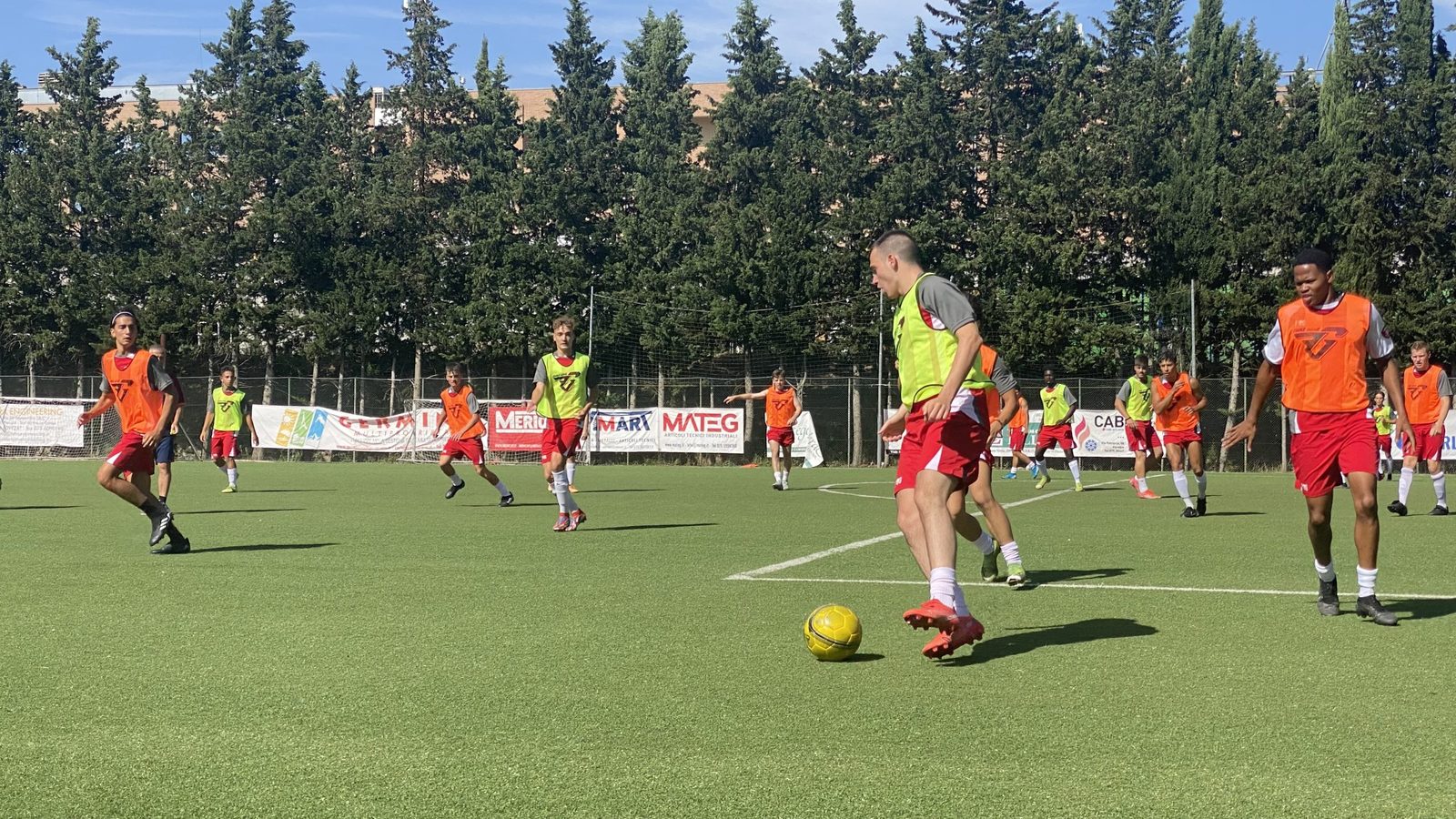 Jugador conduciendo el balón en el campo de fútbol 11